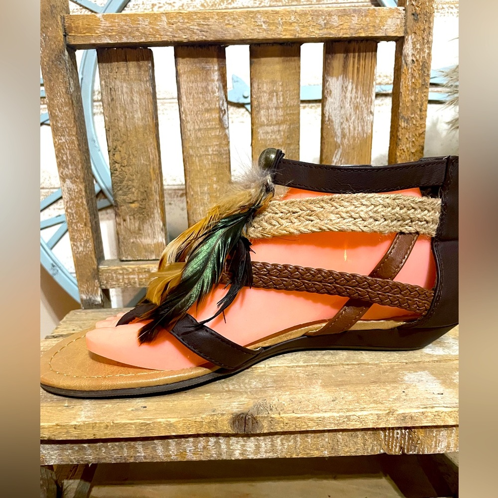 CITY CLASSIFIED THONG SANDAL FEATHERS BOHEMIAN BOHO 8-1/2 NEW! - Picture 2 of 7